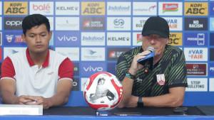 Pelatih-Persis-Solo-Peter-de-Roo-kanan-dan-pemain-M-Riyandi.jpg