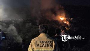 Pemadam-kebakaran-tengah-berusaha-memadamkan-api-yang-membakar-TPA-Troketon-di-Pedan-Klaten.jpg