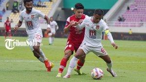 Pemain-berebut-bola-dalam-laga-persis-solo-lawan-malut-united.jpg