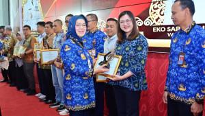 Pemberian-penghargaan-oleh-bupati-sukoharjo.jpg