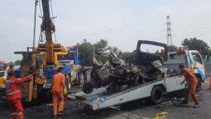 Penampakan-bangkai-kendaraan-yang-terbakar-setelah-terlibat-kecelakaa.jpg