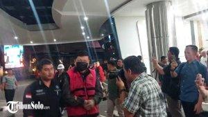 Penampakan-eks-Direktur-PT-Sritex-Iwan-Setiawan-Lukminto-saat-digiring-ke-mobil-tahanan.jpg