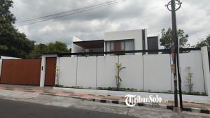 Penampakan-rumah-megah-milik-Kepala-Dinkes-Kabupaten-Karanganyar-non-aktif-Purwati.jpg