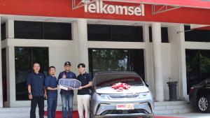 Penyerahan-hadiah-satu-unit-mobil-listrik-di-GraPARI-Telkomsel-Solo.jpg