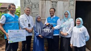 Penyerahan-simbolis-bantuan-penyalaan-listrik-gratis-dan-paket-sembako.jpg