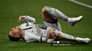 Penyerang-Prancis-Paris-Saint-Germain-Kylian-Mbappe-terbaring.jpg