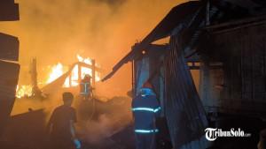 Peristiwa-kebakaran-tempat-usaha-kerajinan-kayu-diduga-terjadi-akibat-putung-rokok.jpg