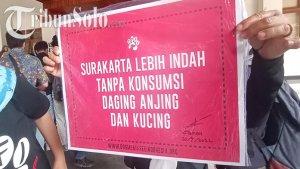 Perwakilan-DMFI-menunjukkan-papan-bertuliskan-Surakarta-Lebih-Indah.jpg