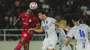 Pesepak-bola-Persis-Solo-Cleylton-Santos-kiri-berduel-dengan-pemain-Persijap-Jepara.jpg