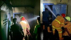 Petugas-damkar-kekurangan-oksigen-saat-memadamkan-kebakaran-ruang-panel-pabrik-di-Gondang-Sragen.jpg