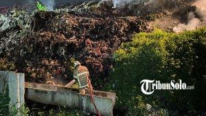 Petugas-pemadam-kebakaran-memadamkan-api-di-Tempat-Pembuangan-Akhir-TPA-Troketon-Klaten.jpg