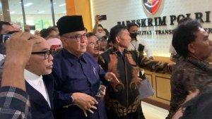 Pimpinan-Ponpes-Al-Zaytun-saat-mendatangi-Bareskrim-Polri.jpg
