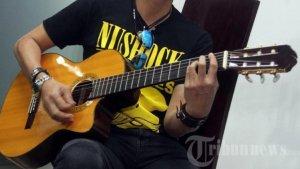 Piyu-Padi-bermain-gitar-saat-ditemui-di-Jakarta.jpg