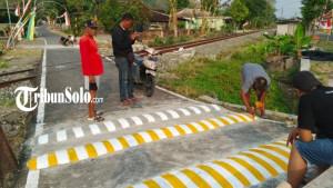 Polisi-bersama-masyarakat-Desa-pasang-polisi-tidur.jpg