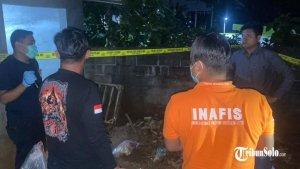 Polisi-melakukan-olah-TKP-di-lokasi-penemuan-jasad-bayi-dalam-kardus-2.jpg