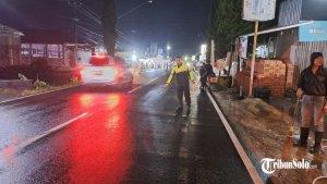 Polisi-melakukan-olah-TKP-kecelakaan-di-Jalan-Solo-Tawangmangu.jpg