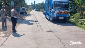 Polisi-melakukan-olah-TKP-kecelakaan-truk-dengan-nopol-AD-8259-MF.jpg