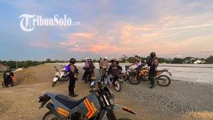 Polisi-membubarkan-balap-liar-di-proyek-jalan-Tol-Solo-Jogja-di-Desa-Kahuiy8978.jpg