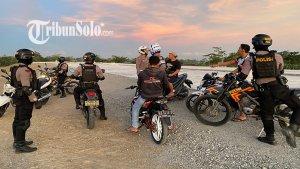Polisi-membubarkan-balap-liar-di-proyek-jalan-Tol-Solo-Jogja-di-Desa-Kahuman-Kdgrey5r6y7.jpg