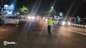 Polisi-memperlihatkan-lokasi-kejadian-kecelakaan.jpg
