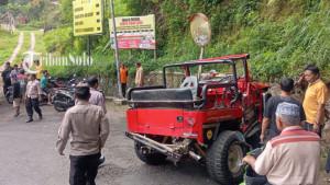 Polisi-mengecek-lokasi-kecelakaan-tunggal.jpg