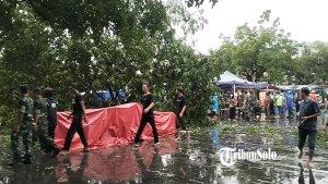 Potret-pohon-tumbang-di-Alun-alun-Karanganyar-pasca-diterjang-hujan-es-dan-angin-kencang.jpg