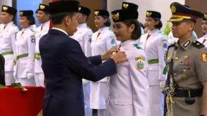 Presiden-Joko-Widodo-saat-mengukuhkan-76-orang-anggota-Pasukan-Pengibar-Bendera-Pusaka.jpg