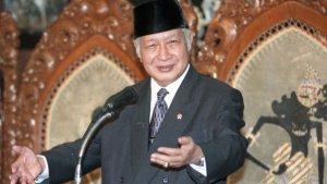 Presiden-ke-2-Soeharto-pada-15-Januari-1998.jpg