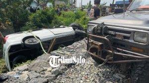 Proses-Evakuasi-mobil-Sigra-warna-putih-tertabrak-KA-Batara-Kresna.jpg