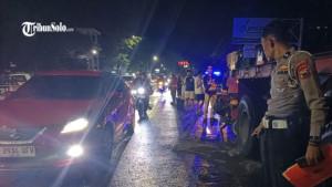Proses-evakuasi-korban-kecelakaan-di-Jalan-Solo-Tawangamangu-2.jpg