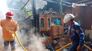 Proses-pemadaman-rumah-warga-Desa-Gabus-2.jpg