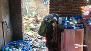Proses-pemadaman-rumah-warga-Kelurahan-Kroyo.jpg