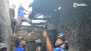 Proses-pemadaman-tiga-rumah-terbakar-di-Dusun-Nglurah-2.jpg