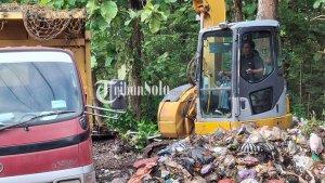 Proses-pemuatan-sampah-dari-TPS-Alas-Kethu.jpg