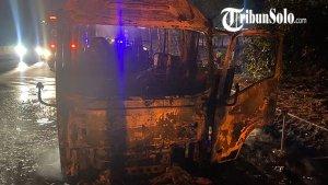 Proses-pendinginan-mobil-Elf-terbakar-saat-melaju-di-Tol-Solo-Semarang.jpg