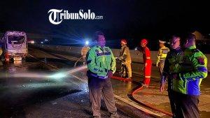 Proses-pendinginan-mobil-Elf-terbakar.jpg