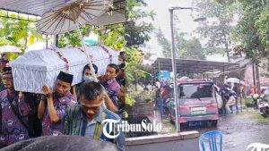 Prosesi-pemakaman-anggota-PPS-yang-meninggal-di-Desa-Sawit-Gantiwarno-Klaten.jpg
