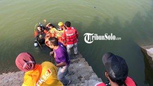 Relawan-mengevakuasi-jenazah-pemuda-Karanganyar-yang-tenggelam-di-Waduk-Kembangan-Sragen.jpg