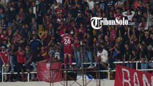 Rian-Miziar-menenangkan-Suporter.jpg
