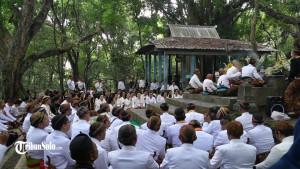 Ritual-mahesa-lawung-juga-digelar-di-Hutan-Krendawohono-yang-ada-di-Desa-Krendowahono.jpg