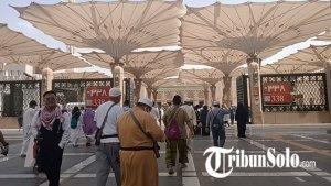 Rombongan-jemaah-haji-Indonesia-saat-berada-di-halaman-Masjid-Nabawi-Madinah-Jumat-2462022.jpg