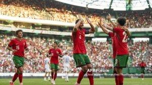 Ruben-Dias-dari-Portugal-merayakan-bersama-rekan-satu-timnya.jpg