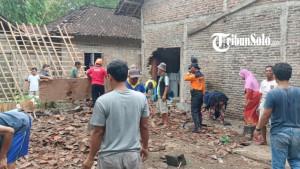 Rumah-dapur-roboh-usai-terjadi-hujan-deras-disertai-angin-kencang.jpg