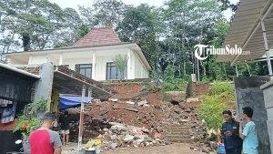 Rumah-di-Perumahan-Taman-Melati-Desa-Metuk-Mojosongo-Boyolali-tertimpa-talut-masjid-yang-longsor.jpg