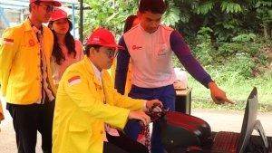 Salah-satu-Safety-Riding-Agent-sedang-mencoba-Honda-Riding-Trainer-HRT.jpg