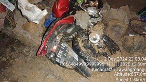 Salah-satu-motor-yang-tertimbun-longsor-di-Dusun-Selere-Desa-TengklikTawangmangu-Karanganyar.jpg