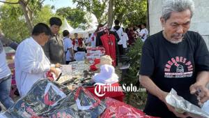 Salah-satu-penjual-aksesoris-PSI-di-sekitar-Edutorium-UMS-Sukoharjo.jpg