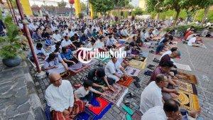 Salat-Idul-Fitri-di-Taman-Lampion-Klaten.jpg