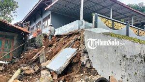 Sejumlah-pekerja-membersihkan-puing-bangunan.jpg