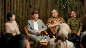 Sejumlah-petinggi-PSI-bertemu-dengan-Presiden-ke-7-RI-Jokowi-di-Warung-Kopi-Klotok-Seminyak-Bali.jpg
